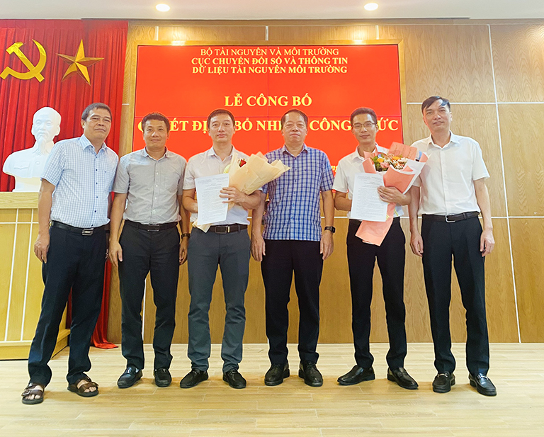 Cục Chuyển đổi số và Thông tin dữ liệu TNMT tiếp nhận 02 công chức và bổ nhiệm giữ chức vụ lãnh đạo, quản lý