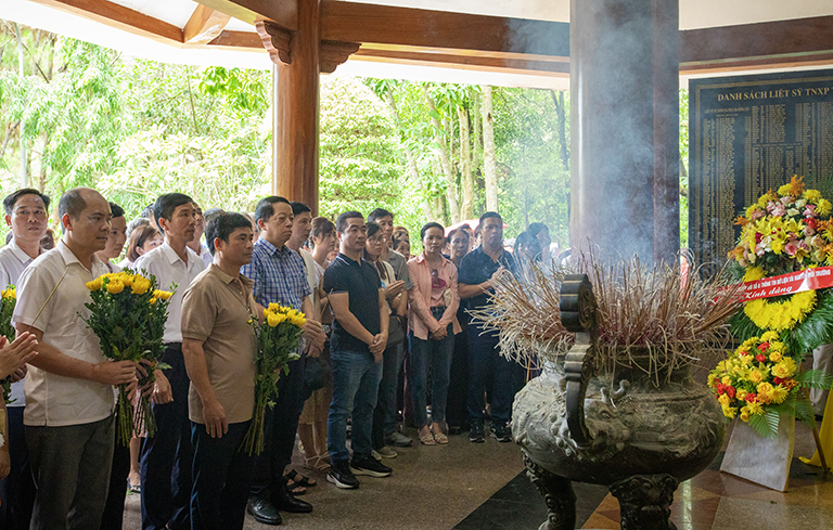 Bí thư Đảng ủy, Cục trưởng Lê Phú Hà cùng đảng viên, cán bộ công chức Cục Chuyển đổi số và Thông tin dữ liệu tài nguyên môi trường dâng hương tại Khu Di tích Ngã ba Đồng Lộc